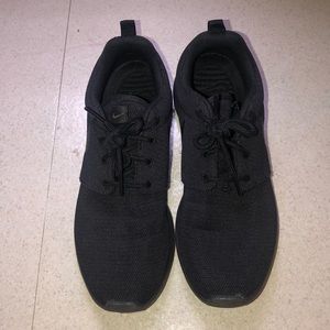 NIKE Tennis Shoes Size 7.5